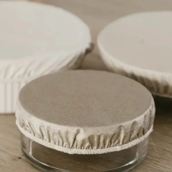 Charlotte couvre-plat en tissu enduit doré - s'adapte sur les plats ronds de Ø 21 à 26 cm