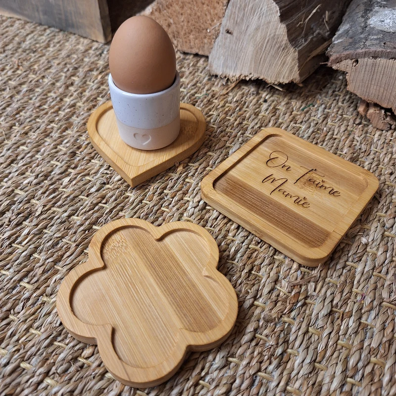 Support en bois et mini tasse coquetier