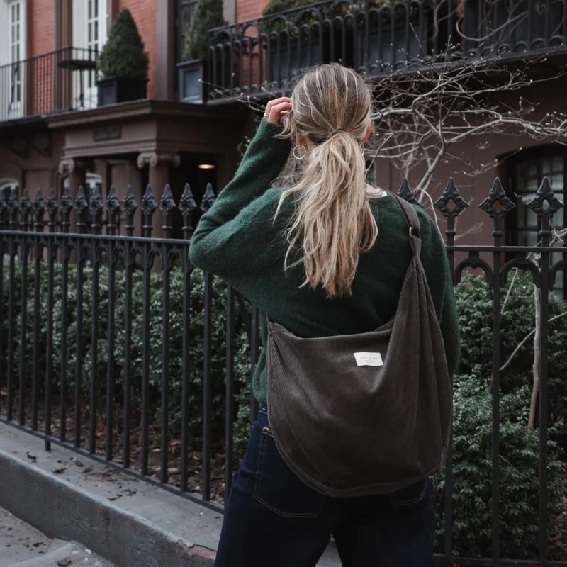 Sac croissant en corduroy | Bandoulière ajustable