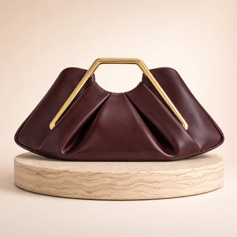 Pochette nuage plissée en cuir, anses dorées