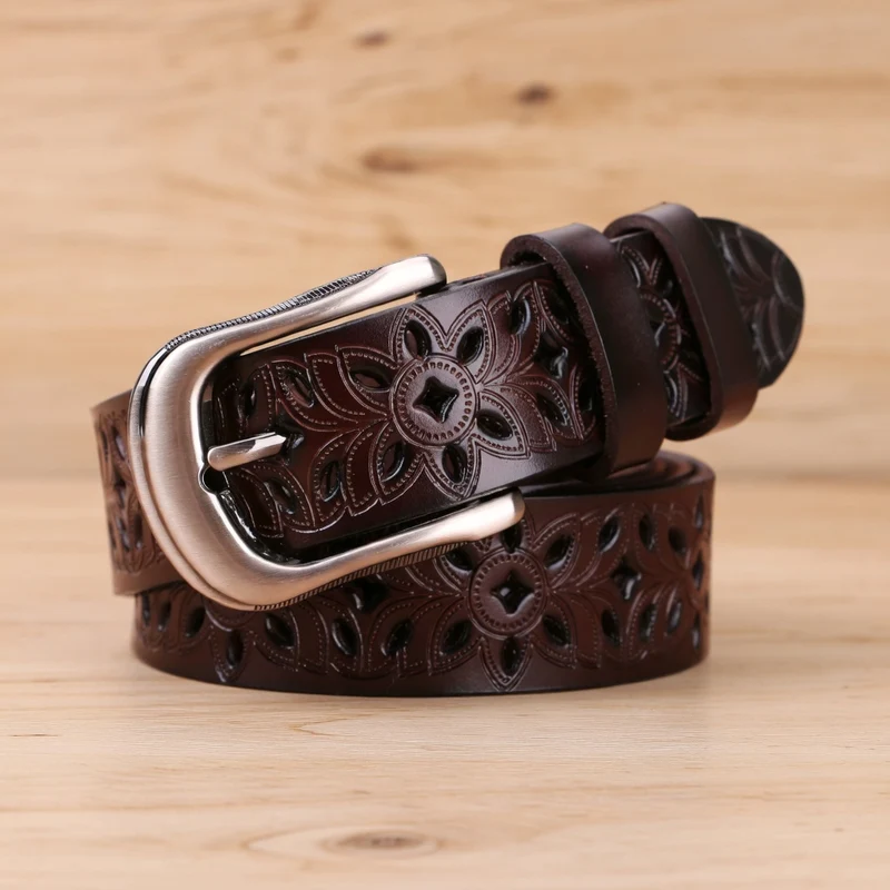Ceinture en cuir ajouré à fleurs, boucle classique