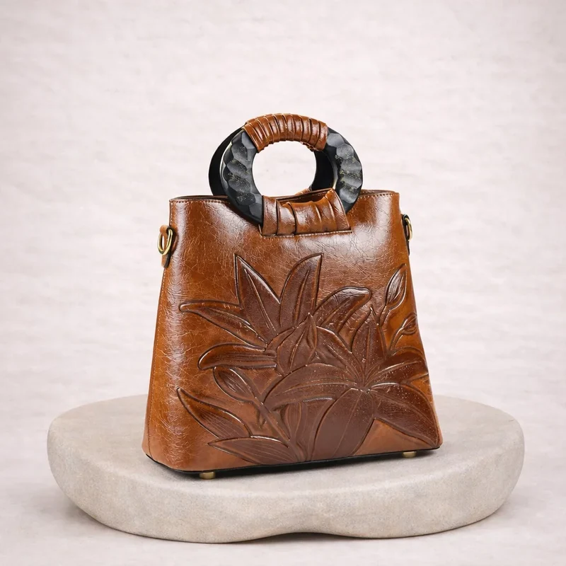 Sac marron motif floral sculpté