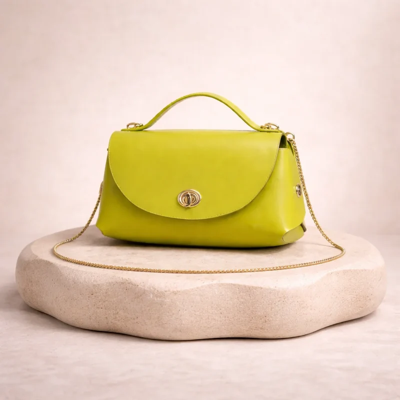 Sac rectangulaire fermoir doré signature