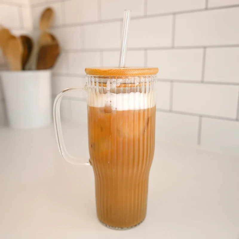 Grande tasse striée - Paille & couvercle